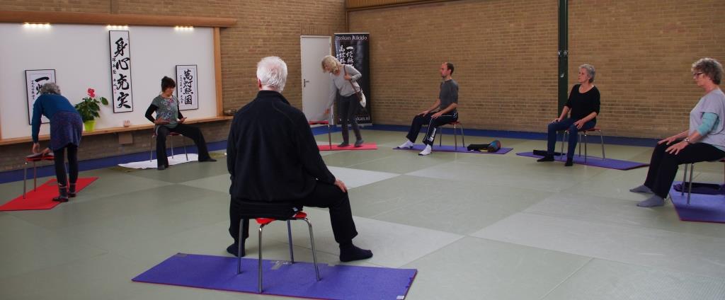 Gyrokinesis(r) in het begin op de kruk:de rug kan zo goed soepel worden. Daarna op het matje voor grondoefeningen.