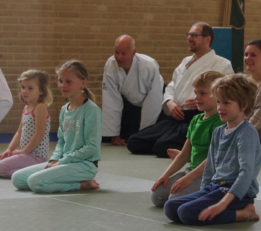 Jong en oud:een gezamelijke Aikido les. Wat was dat leuk!