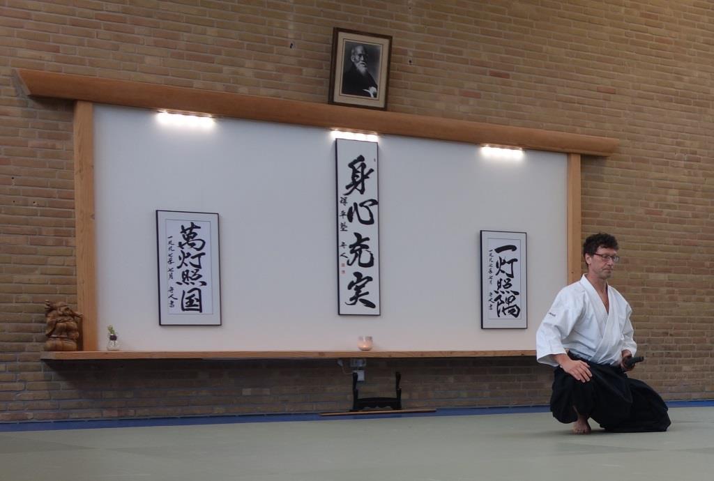 Joost laat Iaido zien:zwaard trekken